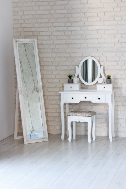 卧室的部分内部，对着墙壁，有一个椭圆形的镜子和白色的矩形镜子的码头玻璃图片下载