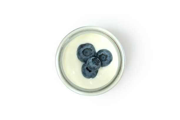 美味的蓝莓酸奶孤立在白色背景图片下载