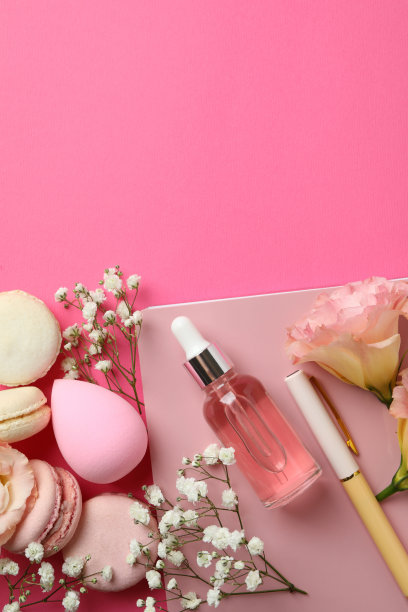 粉色背景的女性配饰和马卡龙图片下载