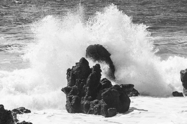 西班牙加那利群岛大西洋兰萨罗特岛的海蚀柱受到巨浪的冲击图片下载