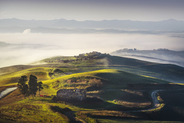 沃尔泰拉清晨雾蒙蒙的风景。意大利托斯卡纳图片下载