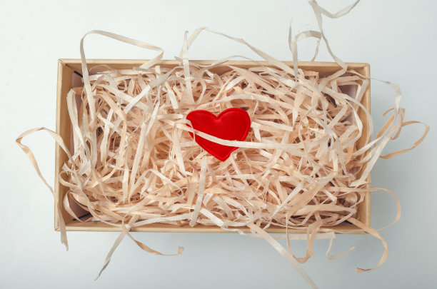 盒子里有一颗红心。孤独。爱。情人节。图片下载