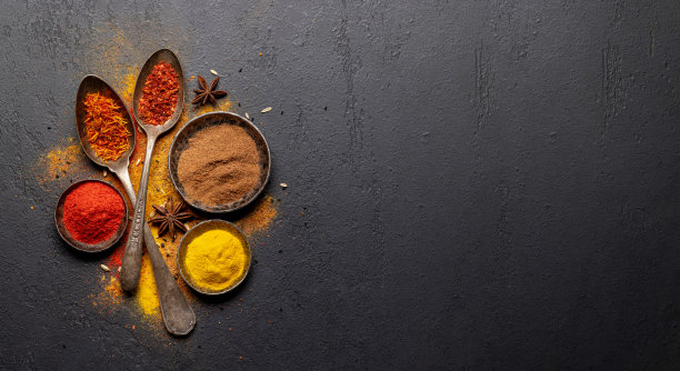 各种香料的碗和勺子在石桌上图片下载