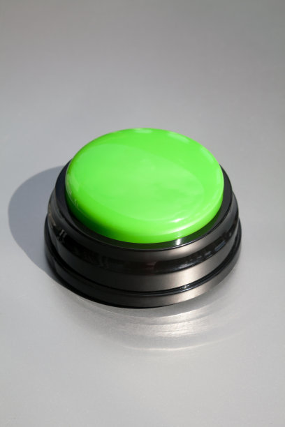 大绿色蜂鸣器的答案在一个游戏节目孤立的灰色图片下载