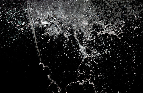 模糊离焦图像的水击中墙壁地面，爆炸成水滴滴。水击冲击和空中爆炸。定格定格镜头。飞溅水的纹理元素图片下载