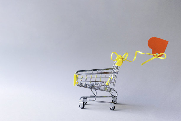 购物手推车与心脏的灰色背景。促销和购物模板。情人节。本空间图片下载