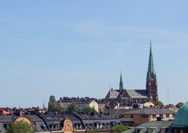 在夏天的天空下，城市里的建筑图片下载