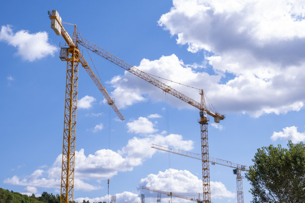 建筑与施工理念，建筑结构概念，现场施工起重机，起重钢材图片下载