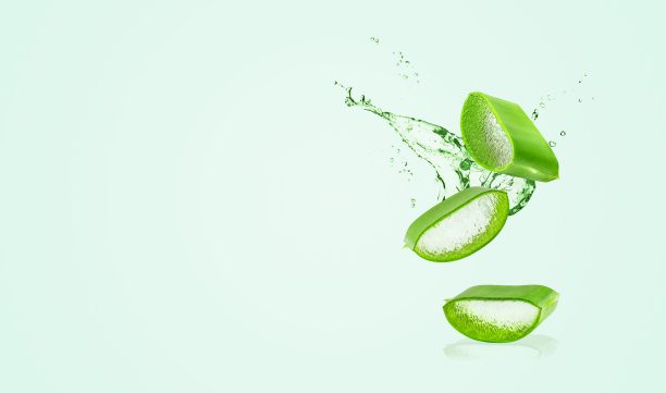 绿色背景上的芦荟。芦荟叶和少量的果汁或凝胶。图片下载