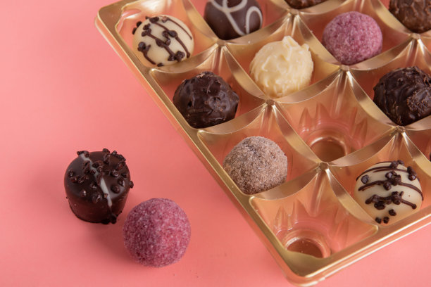 一个盒子里装了很多巧克力的照片图片下载