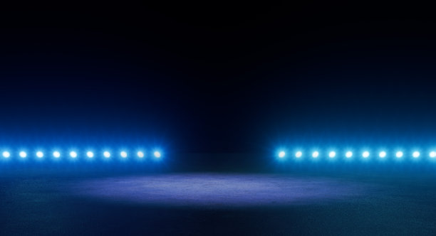 被聚光灯和成排的反光镜照亮的空旷的展览场所图片下载