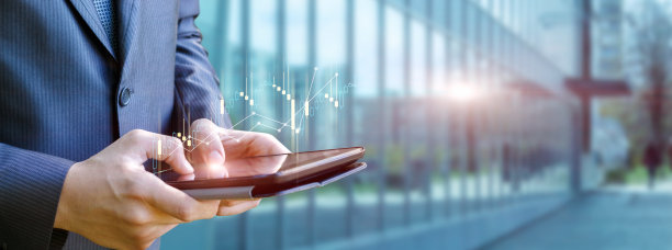 一位商人正在研发一款利润不断增长的平板电脑。图片下载