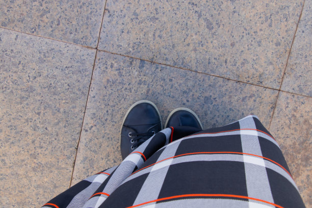 黑色运动鞋和长裙放在清真寺顶视图的地板上图片下载