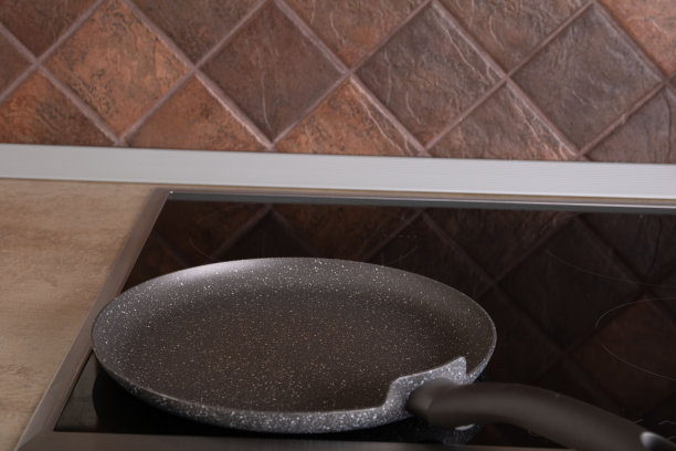 厨房里煎锅的照片图片下载