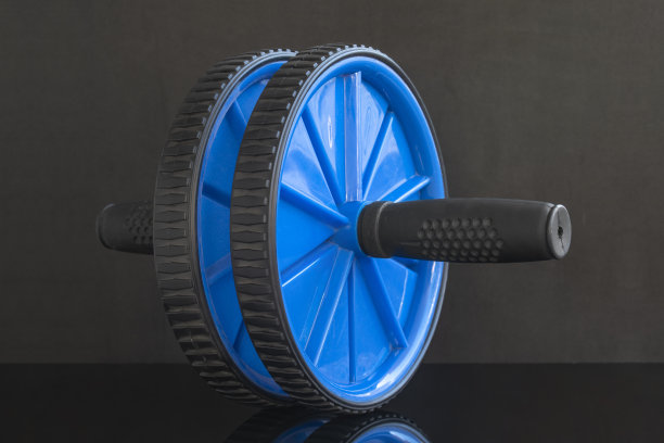 健身运动滚轮，黑色背景上的训练轮图片下载