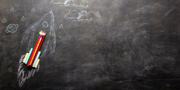 回到学校的概念。黑板背景的学习用品。图片下载