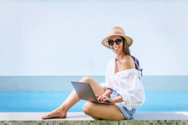 夏天，女人在泳池边放松图片下载