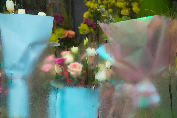 薄雾缭绕的商店橱窗里的花束图片下载