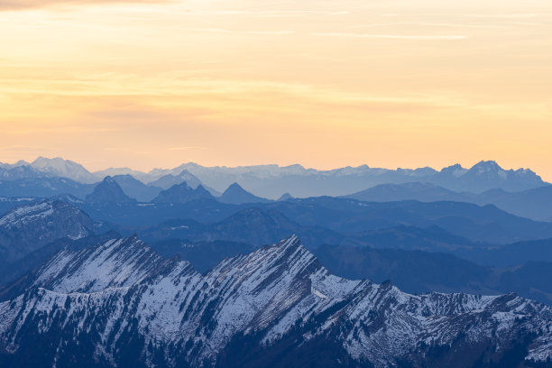 瑞士山脉后面美丽的彩色地平线，红色、橙色和粉色调。图片下载