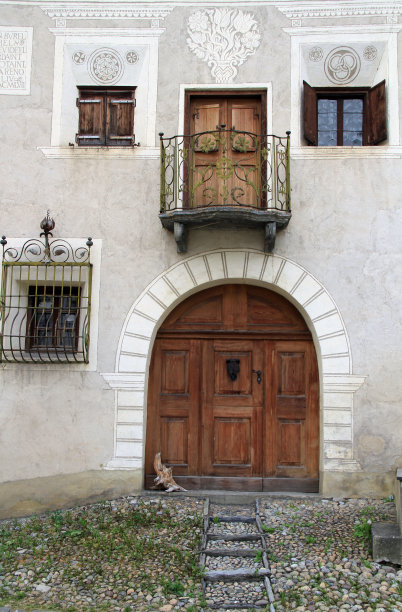 瑞士格里森Engadin的传统房屋图片下载