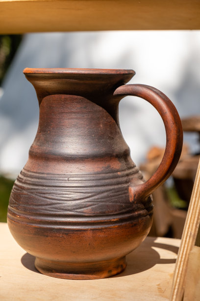 手工陶瓷壶，垂直照片。陶制的盘子。图片下载