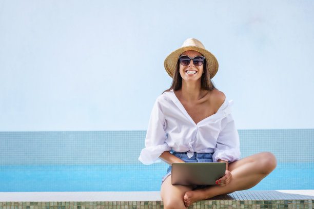 夏天，女人在泳池边放松图片下载