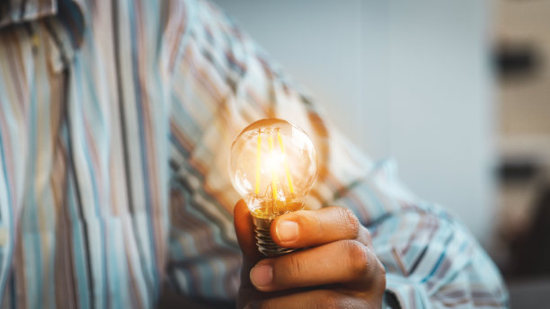 灯泡喜欢知识和好主意。图片下载