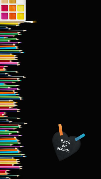 旗帜心形板与回学校铭文彩色铅笔和水彩画与画笔在黑色背景图片下载