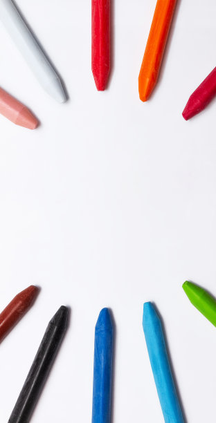 旗帜彩色蜡笔躺在白色背景的圆形图片下载