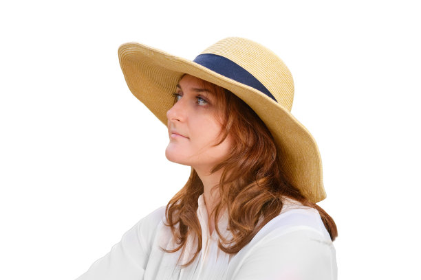 一个快乐的女人脸上带着微笑，坐在田野里秋天的草地上，孤立在白色的背景上图片下载