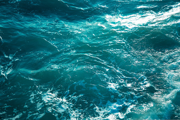 海滩和海浪从顶部。蓝绿色背景的海水表面与顶视图。夏日的海景从空中飘上海浪。无人机俯视图。旅游理念和想法。图片下载