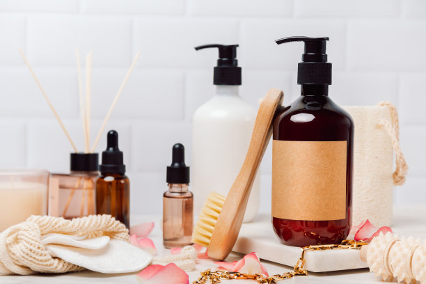 礼品套装身体面部护理美容浴套装。水疗面部和身体护肤产品。乳液，精油，面霜，按摩刷和减肥。情人节母亲节3月8日的礼物图片下载