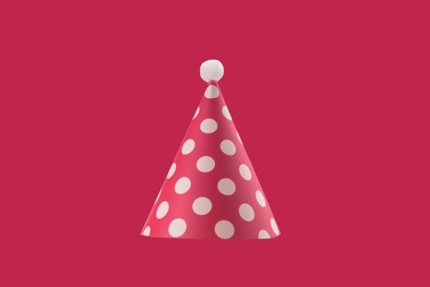 彩色生日帽孤立在viva洋红色背景。图片下载