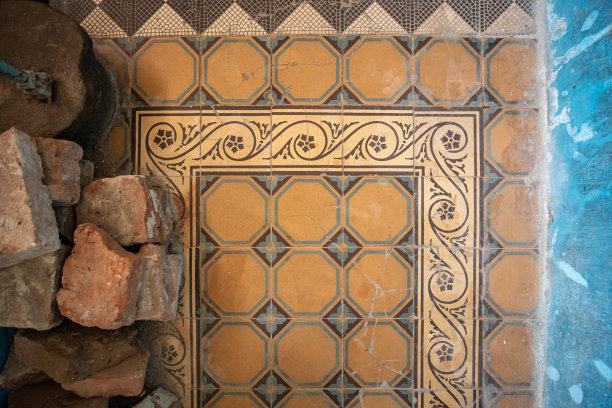 废弃的地板，19世纪的装饰瓷砖。图片下载