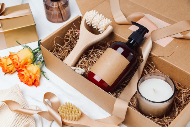 礼品套装身体面部护理美容浴套装。水疗面部和身体护肤产品。乳液，精油，面霜，按摩刷和减肥。情人节母亲节3月8日的礼物图片下载