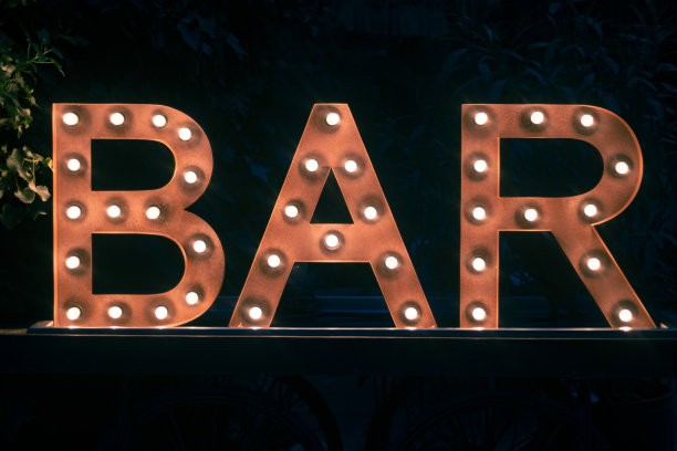 在黑色的背景上，由聚光灯照亮的字母图片下载