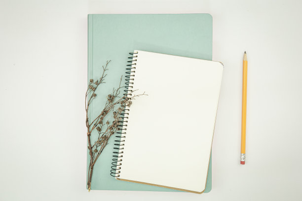 极简的背景与空白记事本，平铺。图片下载