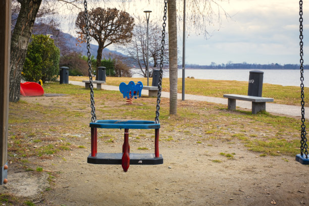 冬季，Mergozzo湖岸的儿童游乐场。彩色图像图片下载