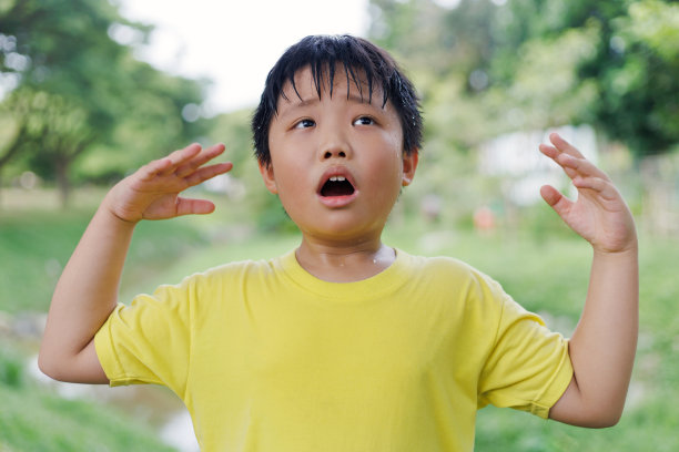 在户外流汗的亚洲男孩的肖像图片下载