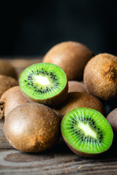 成熟的猕猴桃切块和完整，近景。图片下载