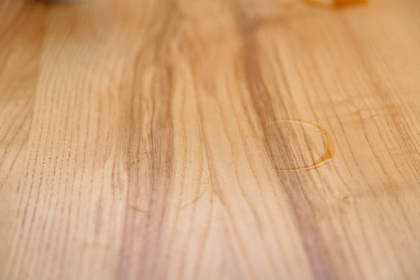 木桌上一杯咖啡下面有两枚湿指纹。图片下载