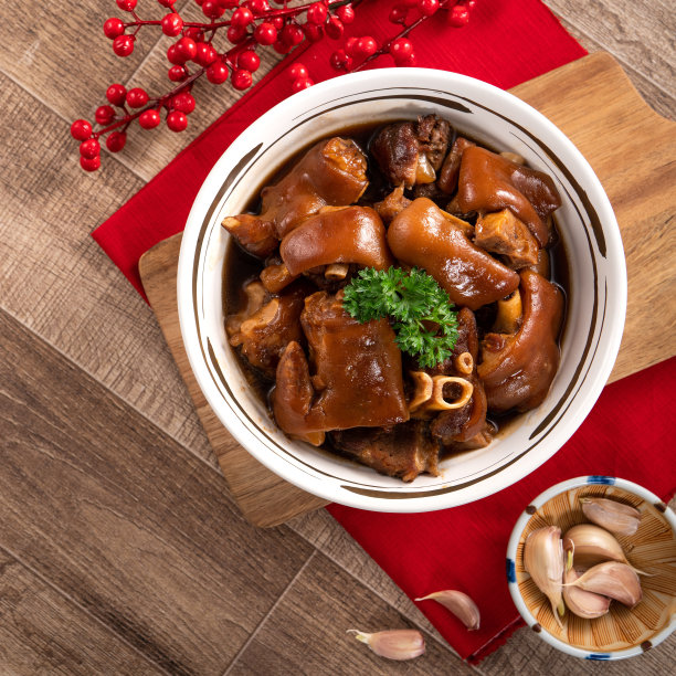 台湾传统食物猪肘在一碗中国农历新年饭。图片下载
