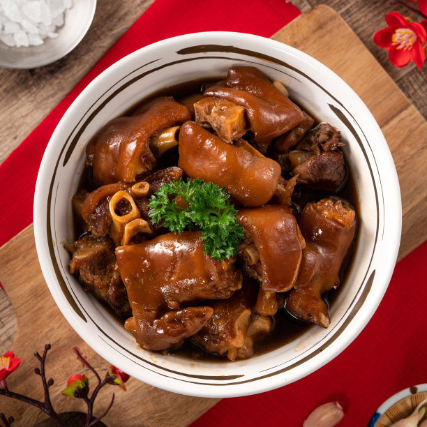 台湾传统食物猪肘在一碗中国农历新年饭。图片下载