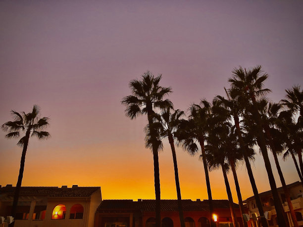 一个灿烂的充满活力的天空突出建筑图片下载