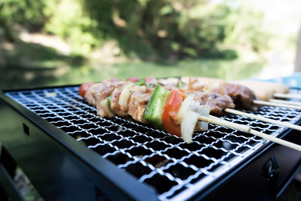 早上在烤架上烧烤。图片下载