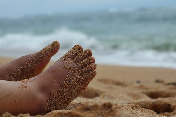亚洲女人的脚暴露在沙滩上的白沙图片下载