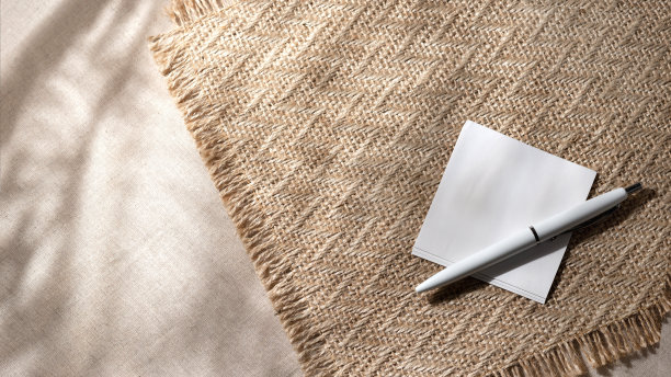 空白纸卡与模型复制空间和米色背景上的花卉阳光阴影。平面布局，俯视图最小的商业品牌模板图片下载