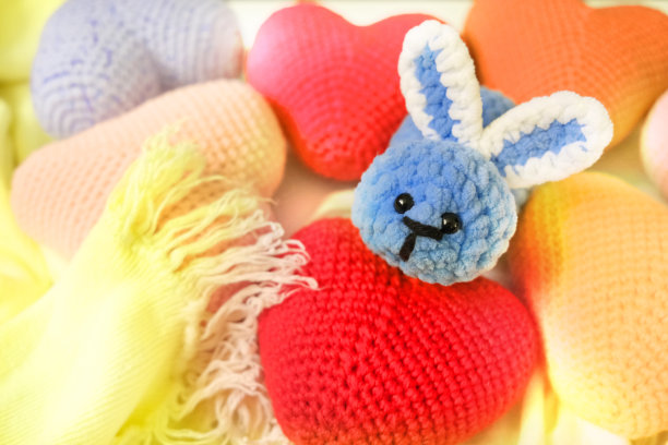 一个可爱的兔子钩针玩具。图片下载