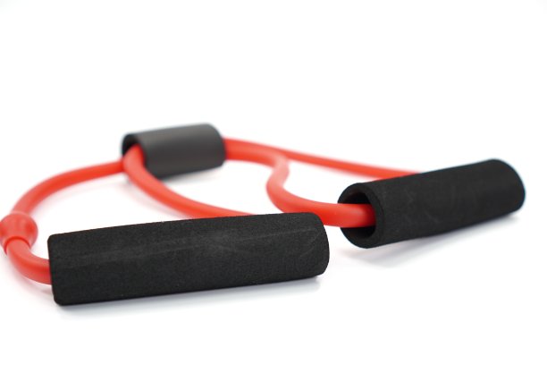 图片显示了白色背景上用于手腕和前臂肌肉拉伸练习的橡皮筋。图片下载