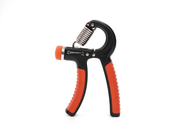 图像显示一个手指肌肉训练设备与可调节的重量在白色背景。图片下载